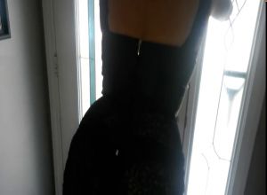 Зрелка стоя мастурбирует и сцит